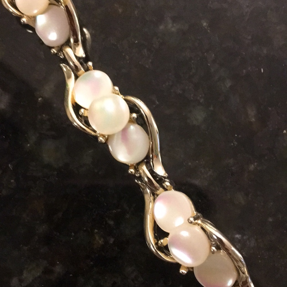Gold and pearl colored anklet